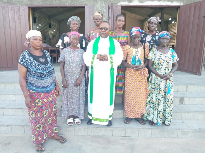 Caritas de la paroisse  Saint Antoine de Padoue, à Kinshasa, RD Congo : Orphelins,  personnes de 3ème âge,      vulnérables et veuves bénéficiaires des  activités menées