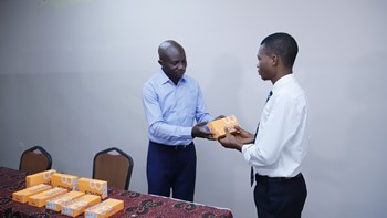 Remise des smartphone aux Communicateurss