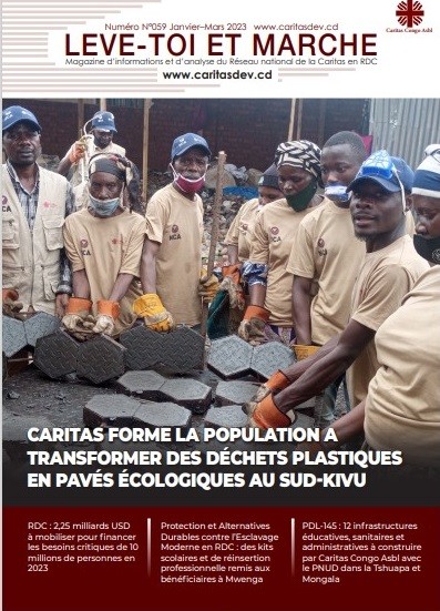 RDC / Magazine Caritas N° 059-Mars 2023 : Caritas forme la population à transformer les déchets plastiques en pavés écologiques au Sud-Kivu