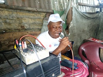 Mr Bertin Kanyinda, Sensibilisateur de Caritas à la radio du marché