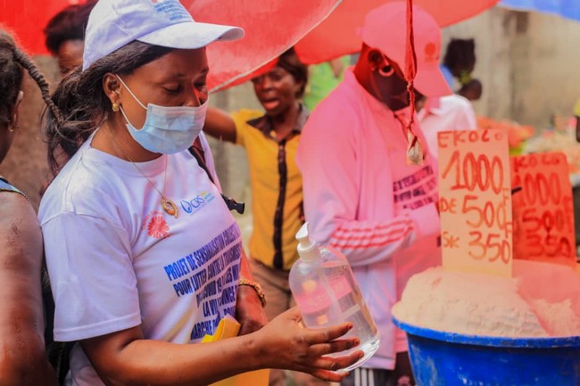 Kinshasa : Caritas sensibilise et distribue des kits de protection contre la Covid19 au marché du Rond-point Ngaba et ses environs