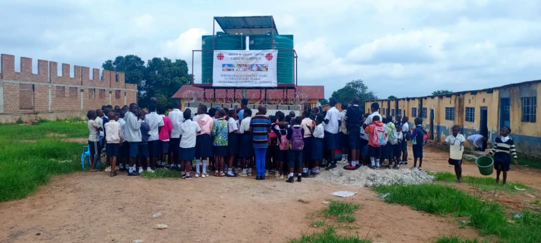 Haut-Katanga : Caritas Sakania-Kipushi apporte de l’eau potable à près de 2.000 élèves de l’EP Mwaiseni et 500 ménages de Kasumbalesa-Village