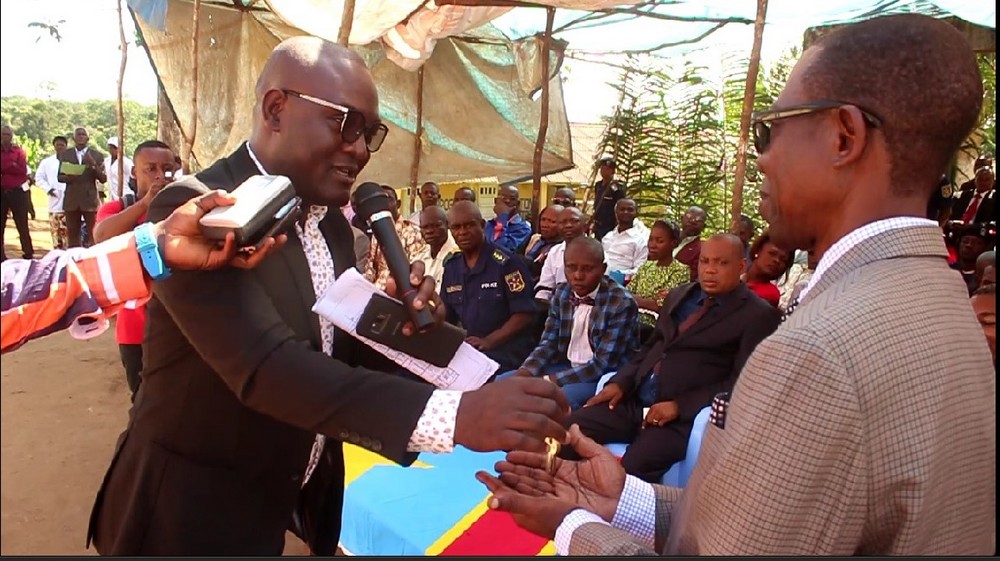 Ir Alidor Bangu de Caritas Congo Asbl remettant les clés de la CPLT Tshuapa à Dr Emery Yassankia du PNLT