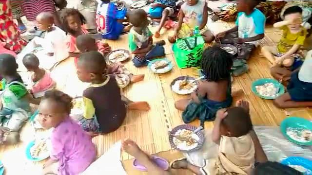 Kwilu: Caritas Kikwit a offert un repas chaud aux enfants déplacés du phénomène Mobondo