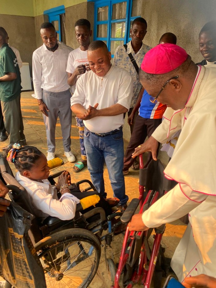 Solidarité en action : Mgr José Moko Ekanga au chevet des personnes en situation de handicap à Mangai