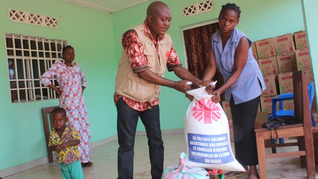 Mme Denise servie par Caritas à la paroisse St Augustin de Tshikapa (Ph.Caritas / GM Kamandji)