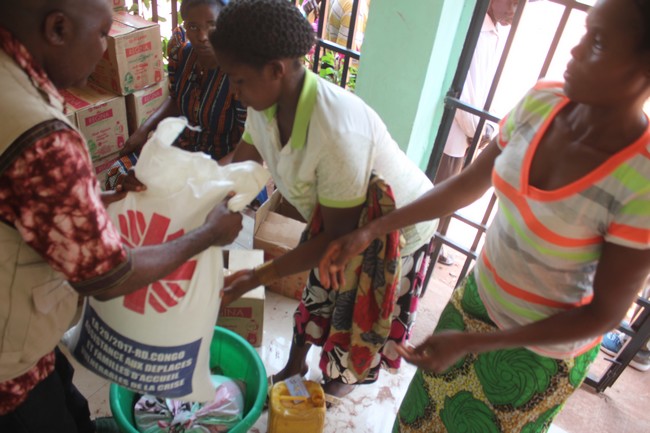 Mme Kanji servie par un agent de la Caritas Luebo