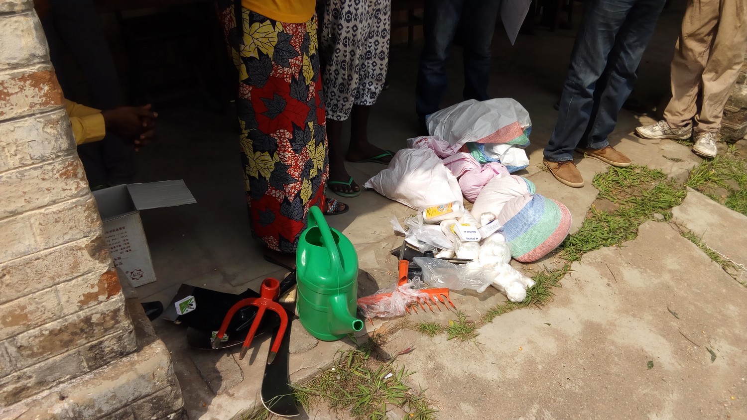 Vue du contenu des kits agricoles et de pêche remis aux ménages ciblés