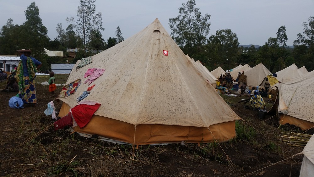 Une des tentes installées par la Caritas au 2ème site à Bunia