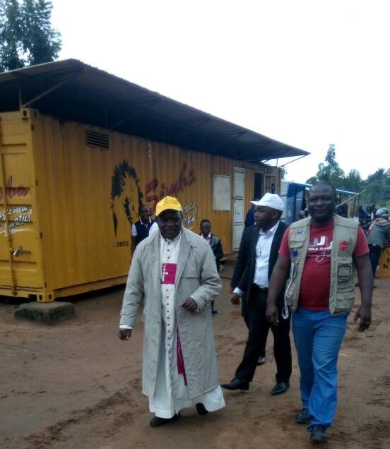 Mgr Melchisédech SIKULI Paluku  los de sa descente sur terrain  à Mandina où il s’est fait vacciner afin d’encourager les personnes à risque à se présenter auprès des autorités sanitaires 
