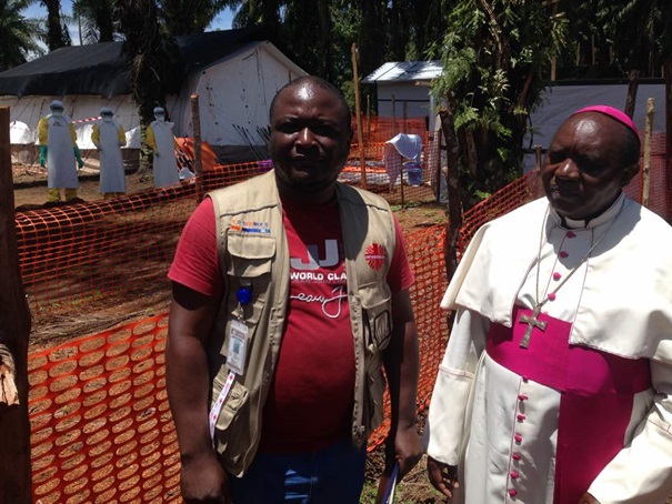 Monseigneur l’Evêque de Butembo-Beni et monsieur Emmanuel BOFOE de  Caritas Congo Asbl effectuant une descente sur terrain
