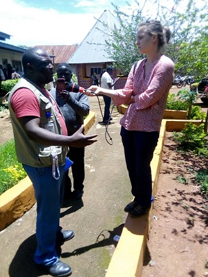 Emmanuel BOFOE de  Caritas Congo Asbl interviewé par la presse venue obtenir les nouvelles 