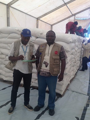 Monsieur Emmanuel BOFOE de Caritas Congo Asbl devant  une assistance destinée à la distribution 