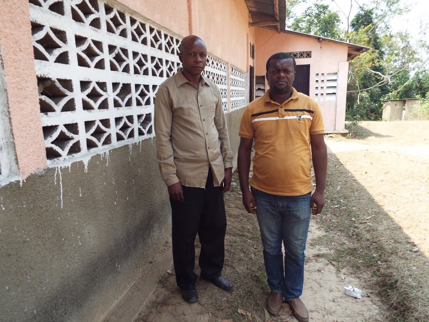 Mr l’Abbé-Curé Antoine Lema de Mvululu et le Coordonnateur du Programme sécurité alimentaire de la Caritas Kisantu, Mr Freddy Massakidi