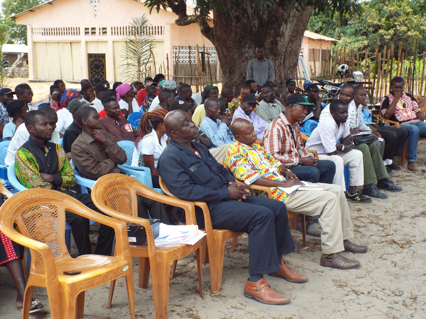 Mr l’Abbé Antoine Lema (2ème à votre gauche à la 1ère rangée) lors du lancement de la deuxième phase du Programme de sécurité alimentaire à Mvululu