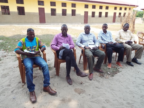 Les autorités ou leur représentant écoutant les explications leur fournies lors du lancement du Programme.