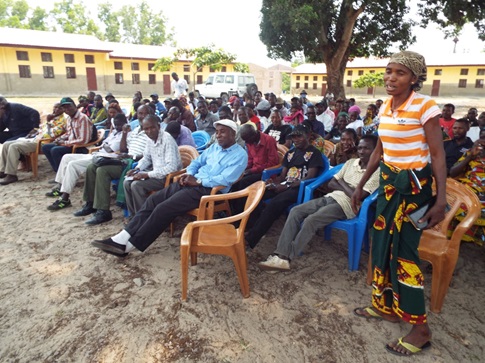 Une vue de l’assistance dans la cour de la Paroisse de Mvululu lors du lancement du Programme