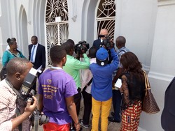 Des journalistes interviewant Mr Stefano Nobile