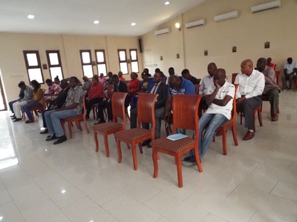 Vue de l’assistance composée d’agents de la Caritas Congo Asbl lors de prière pendant que Mr l’Abbé Augustin BITA s’adressait à eux Vue de l’assistance composée d’agents de la Caritas Congo Asbl lors de prière pendant que Mr l’Abbé Augustin BITA s’adressait à eux