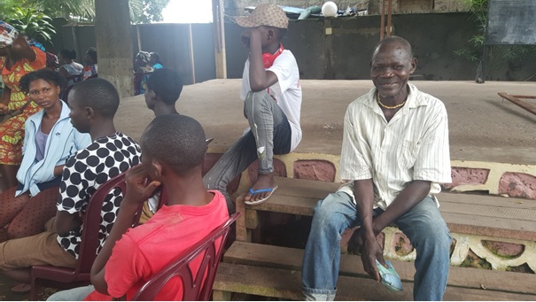 Des vulnérables, cible de la Caritas de Saint Léonard,  attendant la remise de l’assistance de la part de celle-ci