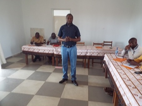 Le Chargé de Projet Sécurité Alimentaire de la Caritas Lubumbashi inaugurant l’atelier