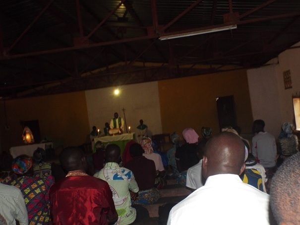 Des fidèles lors d’une messe à Kilwa