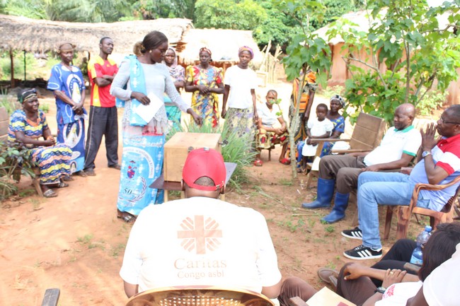 La Secrétaire de l'AVEC Bolingo prenant la parole