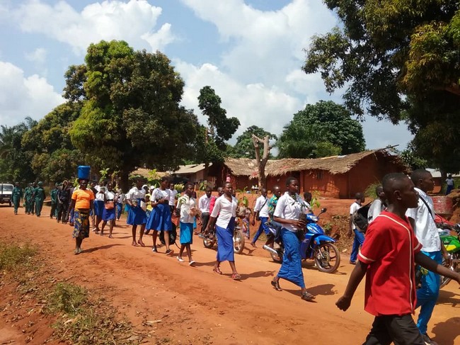 Vue des élèves lors de la caravane sur la plantation des arbres