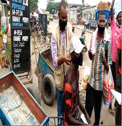 Crieur-fait-porter-le-masque-un-charretier-dd9