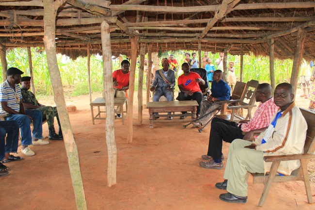 L'Autorité coutumière de Tshintunmwanza accueillant l'Equipe de Caritas 