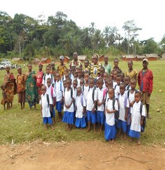 Wamba-Mgr-Justin-avec-lves-Pygmes-en-uniforme-24a