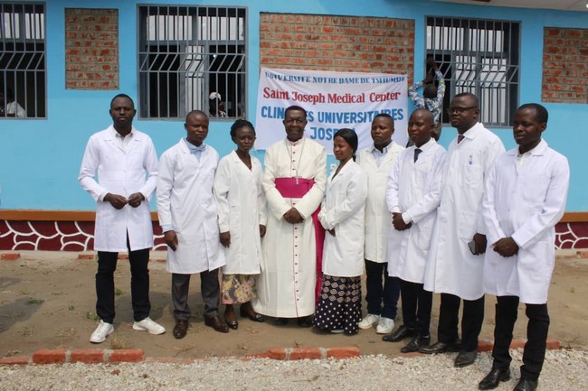 Mgr Nicolas Djomo devant le bloc opératoire