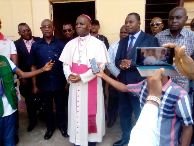 Kenge_Mgr_et_Caritas_assiste_les_dplacs_de_Kwamouth-543