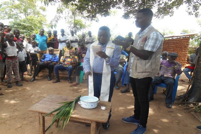 L’Abbé Jean-Pierre Watu bénissant l’ouvrage