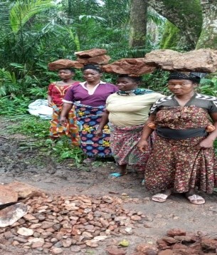 Des femmes apportant moellons