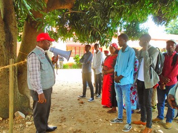 L'Abbé Dominique s'adressant aux déplacés