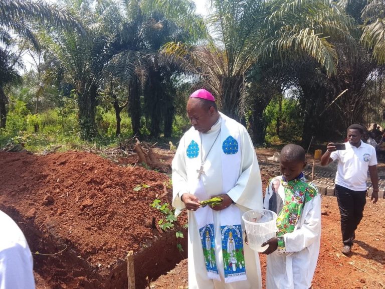 Dungu-Doruma Mgr Mushosho pose école