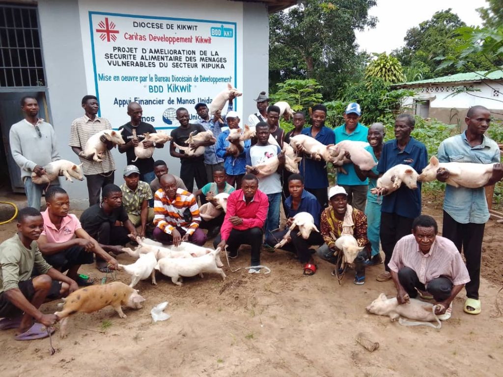 Kikwit_ distribution des porcelets_famille