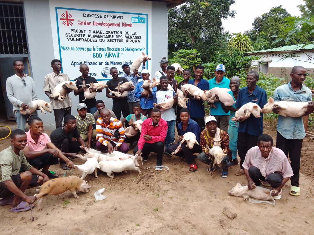 Kikwit_ distribution des porcelets_famille