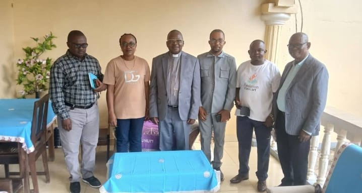 Mgr Utembi recevant la mission médicale