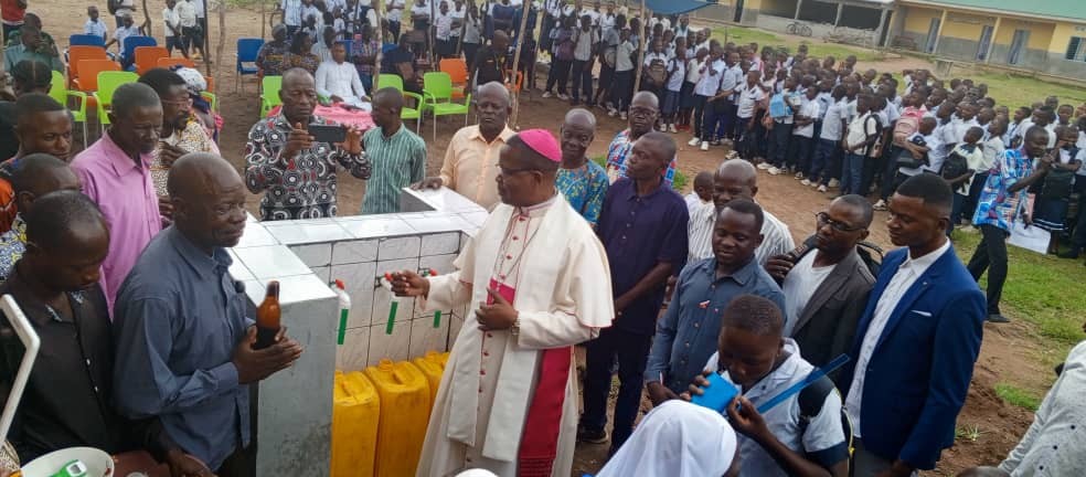 Mongala_Mgr Jean-Bertin Nadonyeinaugurant une source d'eau potable aménagée à l'Institut Ebongisa de Lolo Mgr