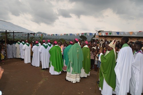 Les Evêques de l'ACEAC en procession lors de la messe pour les réfugiés congolais à Gitega