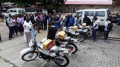 Caritas remet des motos au REPALEF