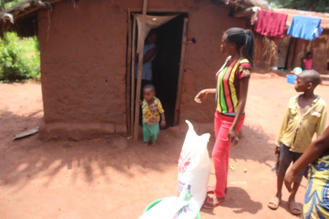 Mme Denise devant la case qu'elle loue