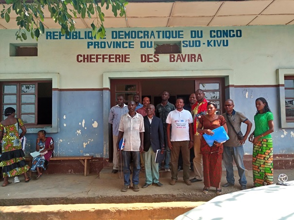 L’équipe du projet, le Chargé de projet et le chef de la chefferie des Bavira lors d’une descente à UVIRA