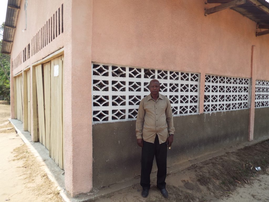 Le Curé de Mère Teresa de Calcutta de Mvululu devant son église paroissiale