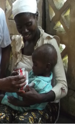 Prise de plumpy nut par un enfant mal-nourri, le plumpy nut étant un médicament aliment appelé alicament pour soigner les mal nourris 