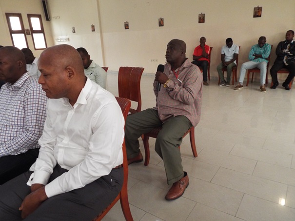 Un agent de Caritas Congo commentant l’évangile du jour lors de cette prière au moment du partage, précédé par la lecture des Saintes Ecritures, l’exhortation du prêtre et suivi par les communiqués des Services et Cellules ainsi que la bénédiction finale 