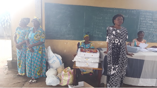 Remise des vivres par la Caritas de la paroisse Saint Léonard à des vulnérables