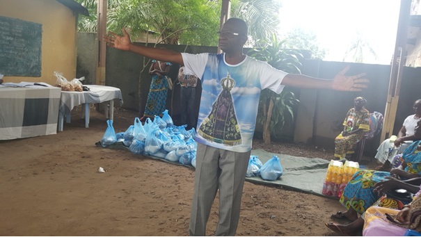 Le Père scheutiste Floribert BODY         lors d’une activité de la Caritas de sa paroisse